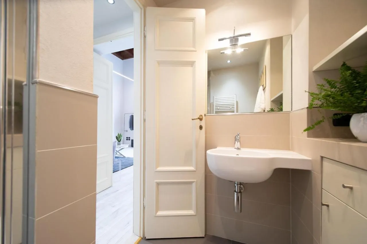 Venus Luxury Apartment In Center Town Lucca Italy