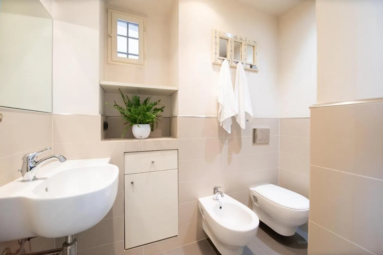 Venus Luxury Apartment In Center Town Lucca Italy